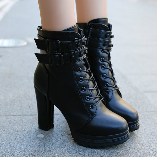 Damen Stiefeletten mit modischem Riemen und robustem Profilsohle