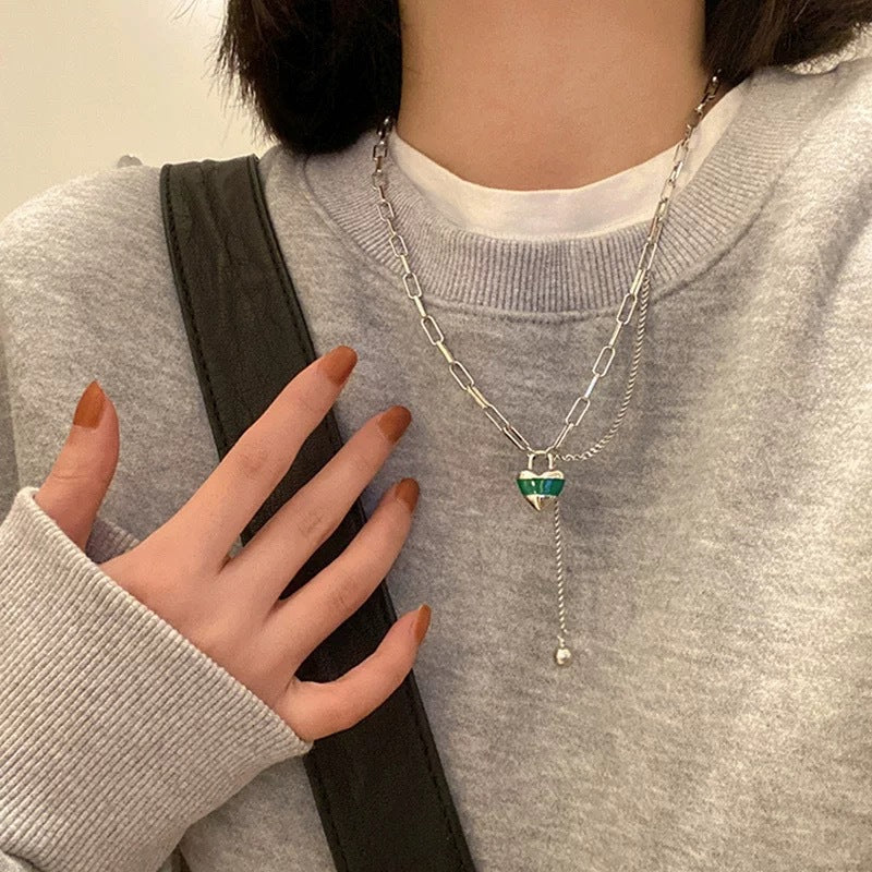 Damen Halskette mit modernem, geometrischem Herzanhänger und stilvollen Gliederketten Shop Nory