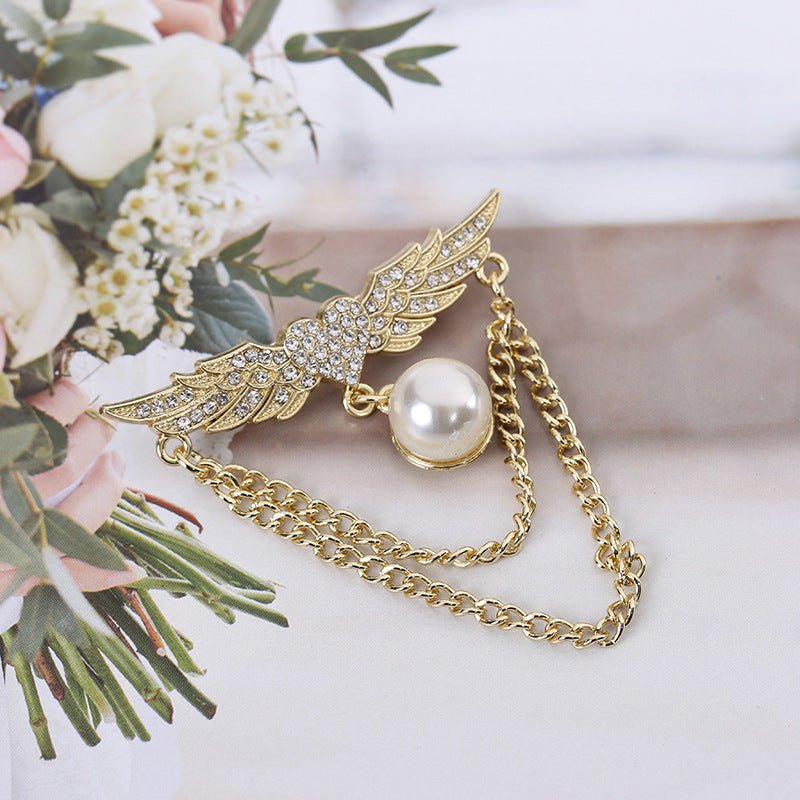Perlenbrosche mit Flügelornament, Strassbesatz und Eleganten Doppelketten