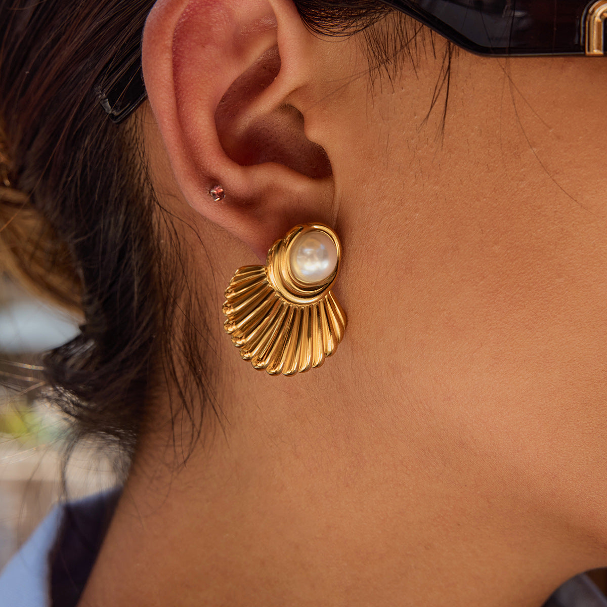 Damen Ohrstecker im Muscheldesign mit Perle Shop Nory