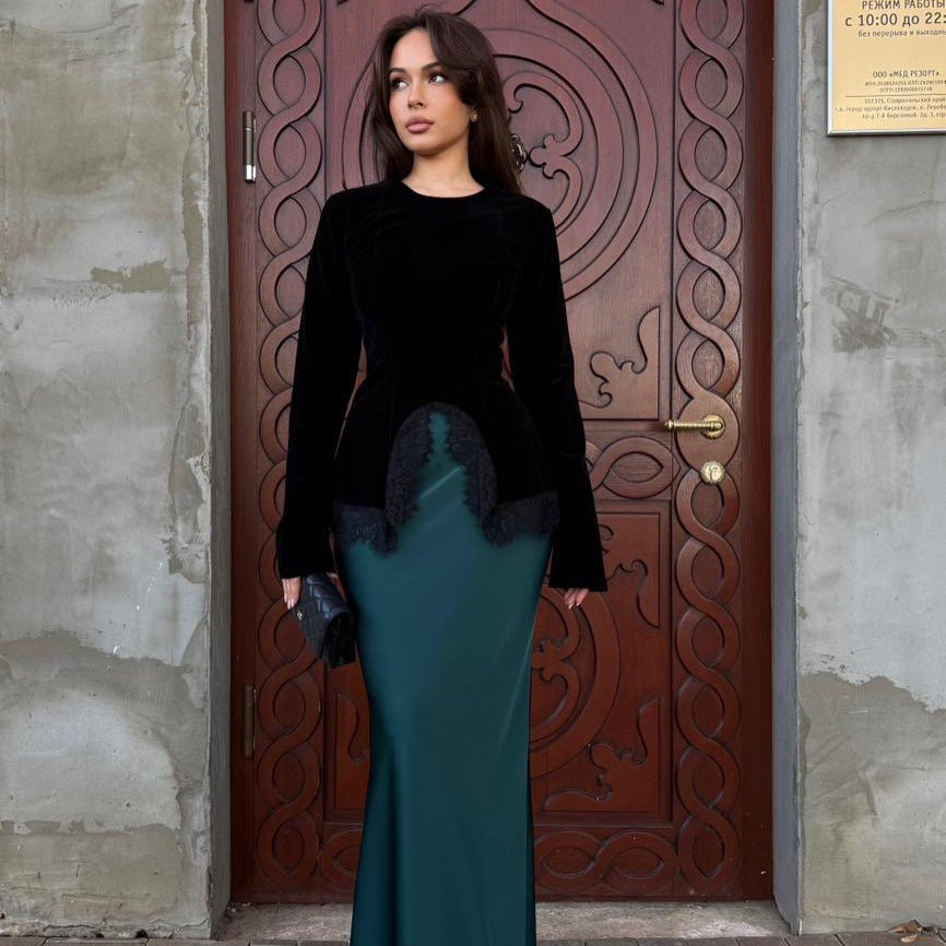 Damen Elegantes Samt-Longsleeve mit Spitzenbesatz und halbkreisförmigem Vorderschlitz Shop Nory
