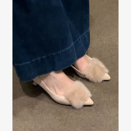 Damen Spitz zulaufende Mules aus Samtoptik mit Fellpompon und geformtem Kittenabsatz Shop Nory