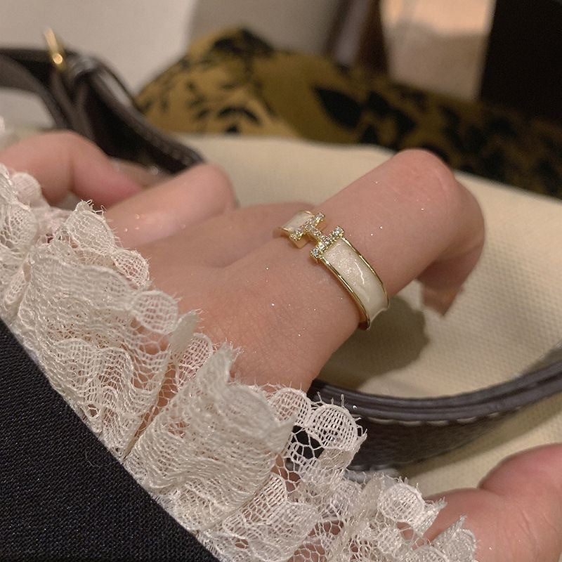 Damen Ring mit funkelndem H-Anhänger und elegantem Design Shop Nory