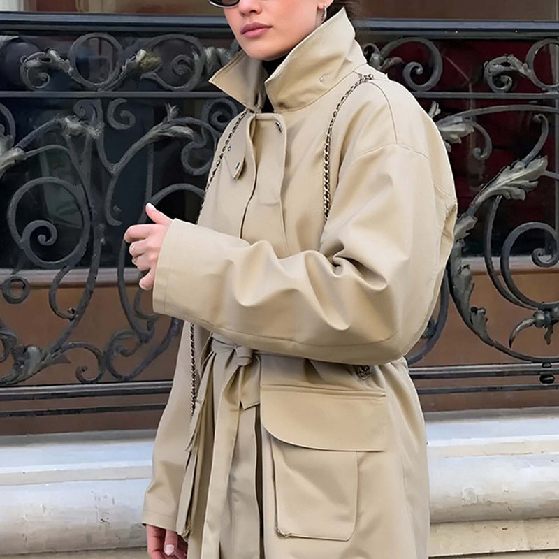 Damen Taillierte Übergangsjacke mit Stehkragen, Schultercape und Bindegürtel Shop Nory