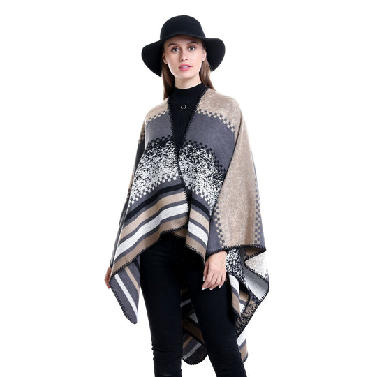 Damen Grobgestrickte Oversize-Ruana mit grafischem Blockmuster und asymmetrischem Zipfelrand Shop Nory