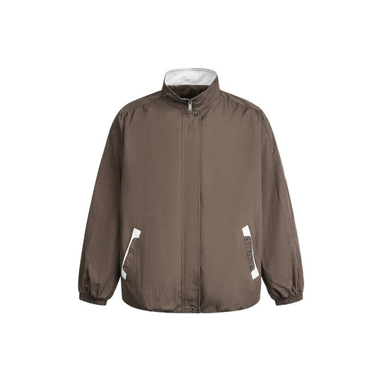 Unisex Kurz geschnittene leichte Windblousonjacke mit Stehkragen, verdecktem Reißverschluss und kontrastierten Pattentaschen Shop Nory