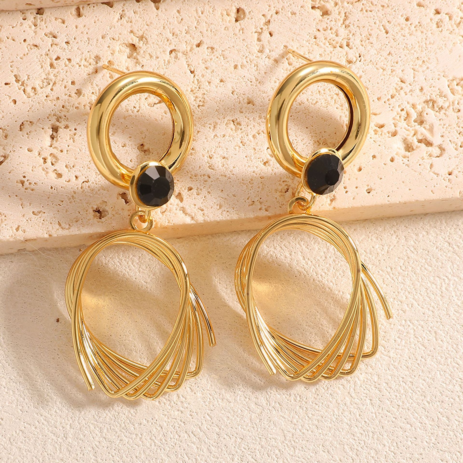 Damen Ohrringe mit elegantem, geschwungenem Drahtdesign Shop Nory