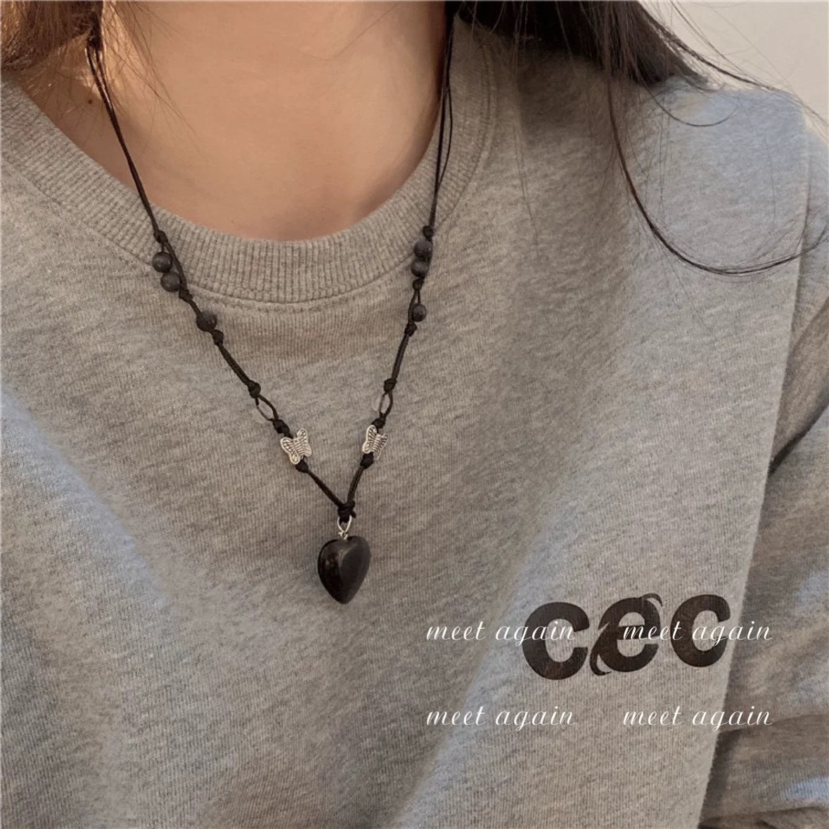 Damen Halskette mit herzförmigem Edelsteinanhänger und verspielten Schmetterlingsdetail Shop Nory