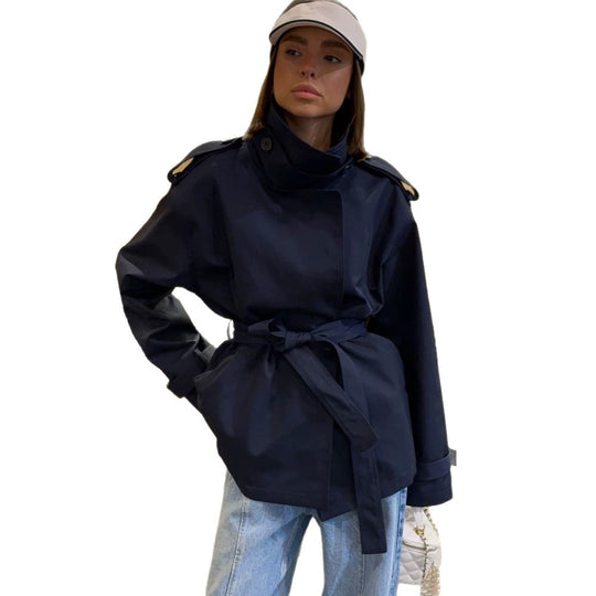 Damen Kurztrenchcoat mit Bindegürtel, hohem Stehkragen und Schulterklappen Shop Nory