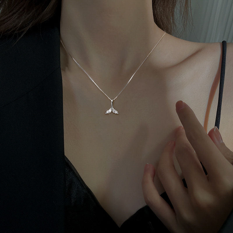 Damen Halskette mit elegantem Walflossenanhänger und funkelnden Zirkonia Shop Nory
