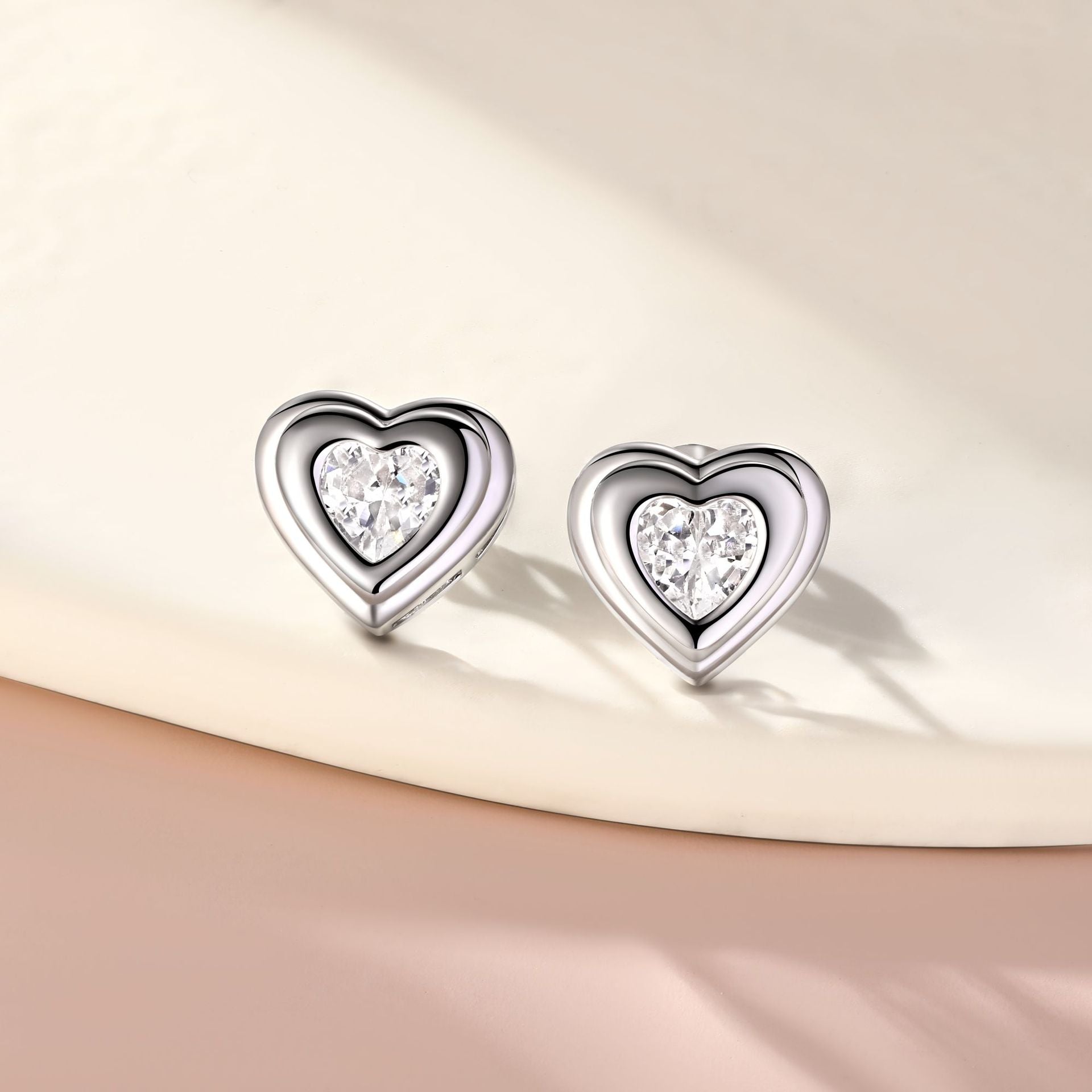 Damenohrringe mit herzförmigem Design und funkelndem Kristallbesatz Shop Nory