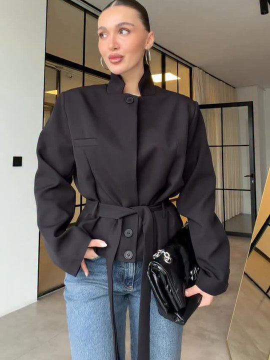 Damen Taillierter kurzgeschnittener Blazer mit Stehkragen, Schößchen und Bindegürtel Shop Nory
