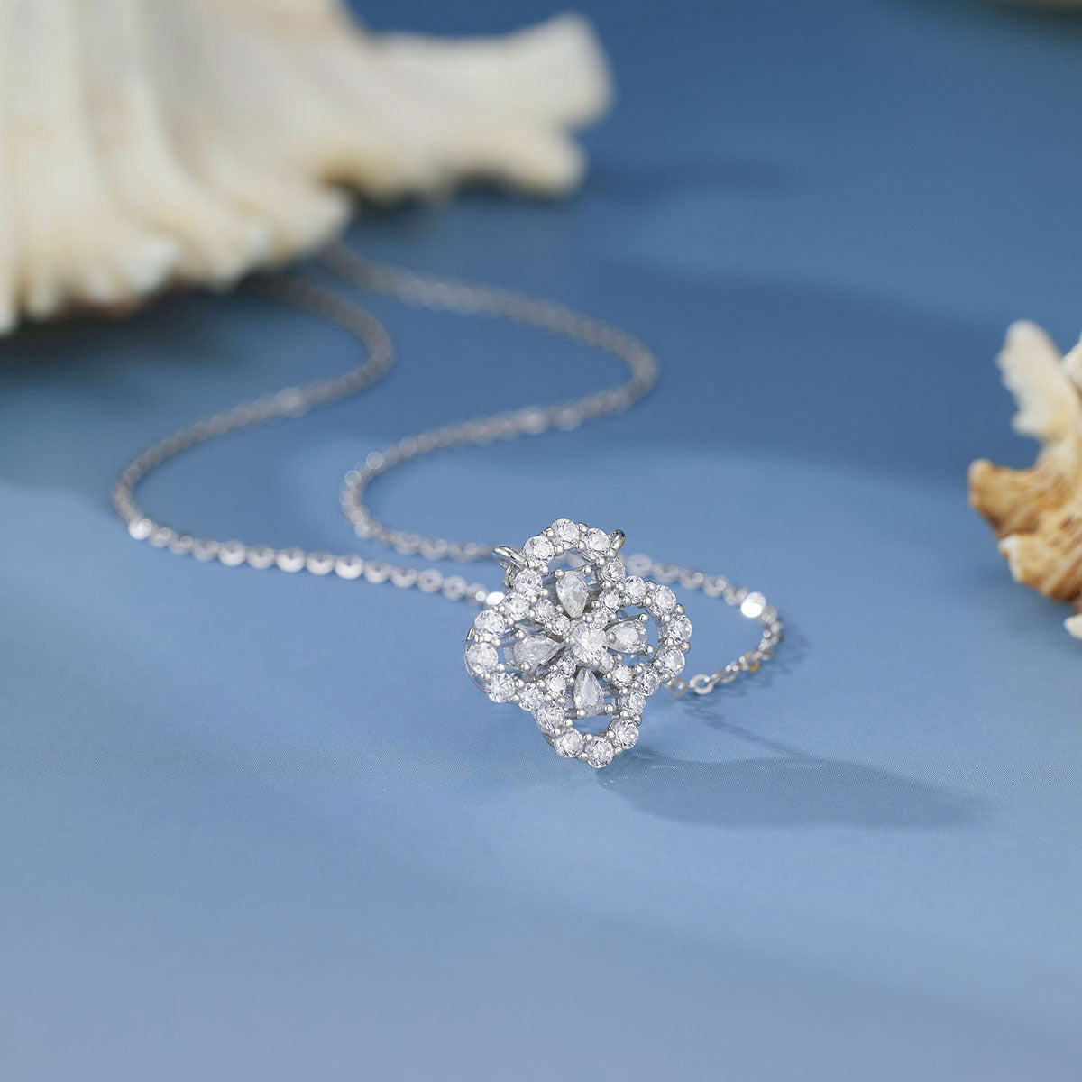 Damen filigrane Halskette mit kunstvoll gestaltetem Blumenanhänger und funkelnden Zirkonia Shop Nory