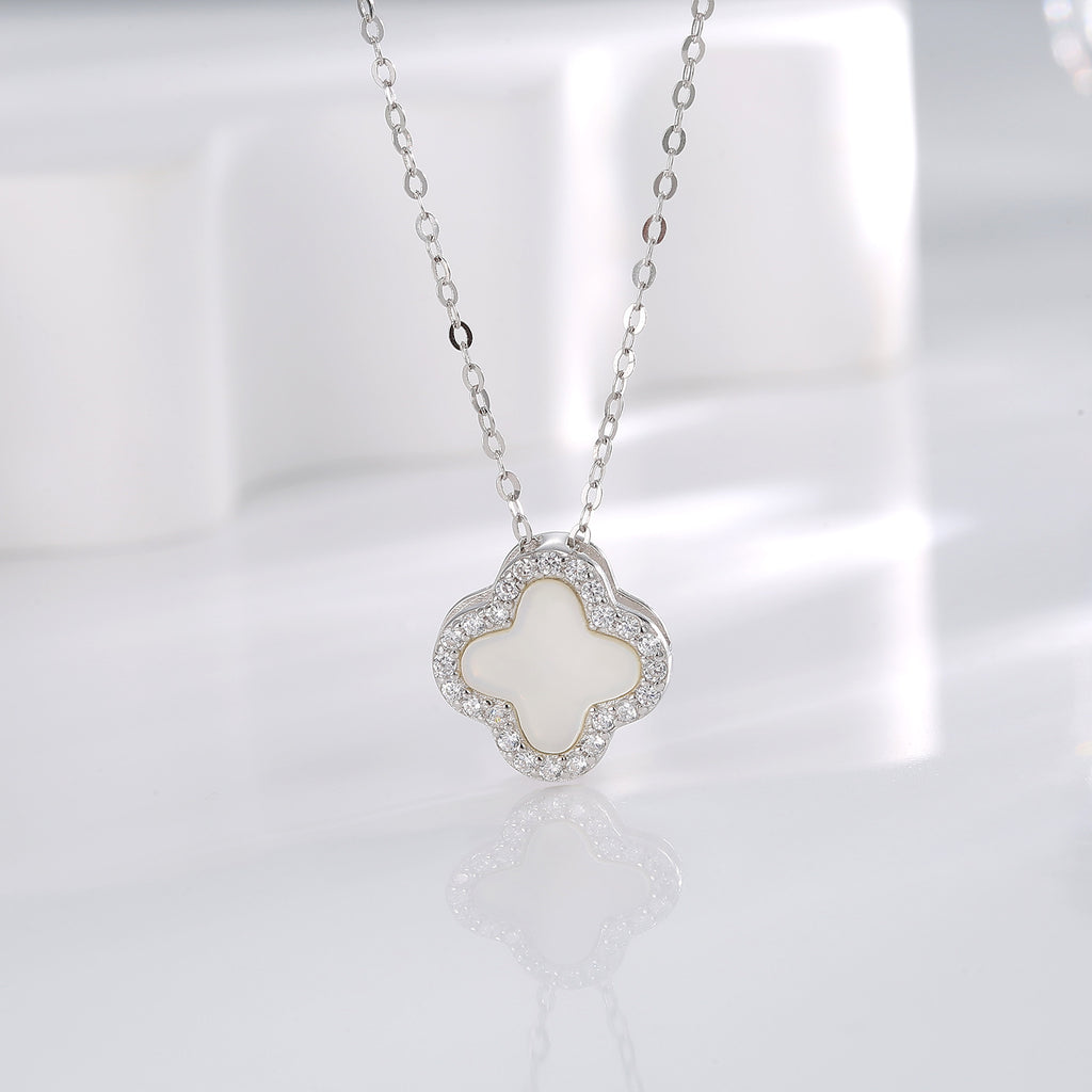 Damen elegante Halskette mit filigranem Blütenanhänger und funkelnden Zirkonia Shop Nory