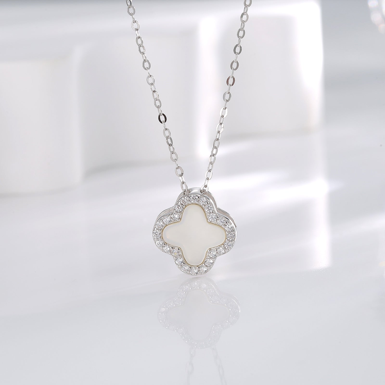 Damen elegante Halskette mit filigranem Blütenanhänger und funkelnden Zirkonia Shop Nory