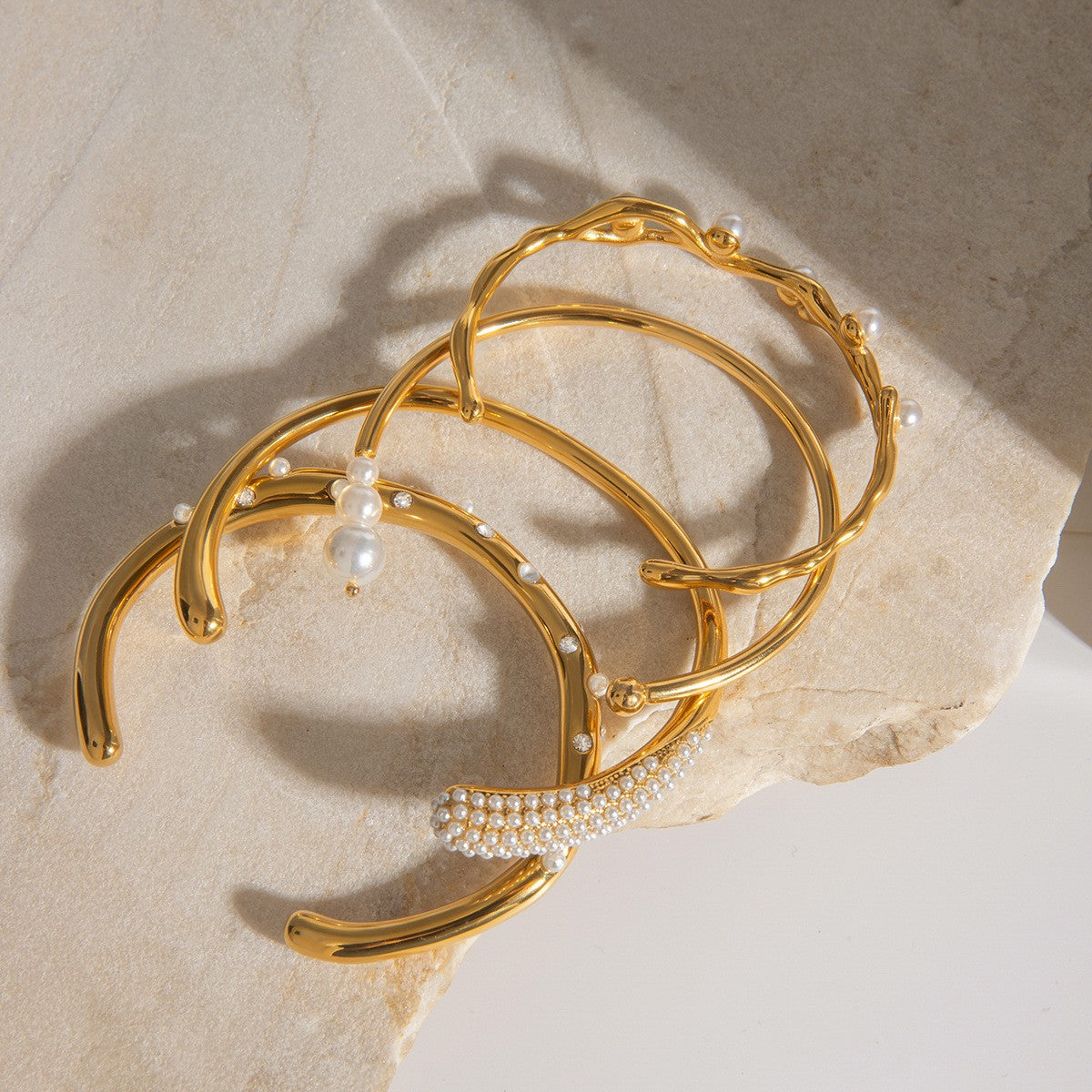 Damen Offenes Armband mit elegantem, geschwungenem Design aus hypoallergenem Edelstahl Shop Nory