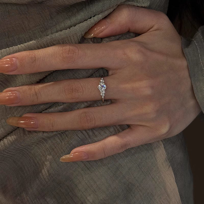 Damen eleganter Zirkonia-Verlobungsring mit funkelndem Design Shop Nory
