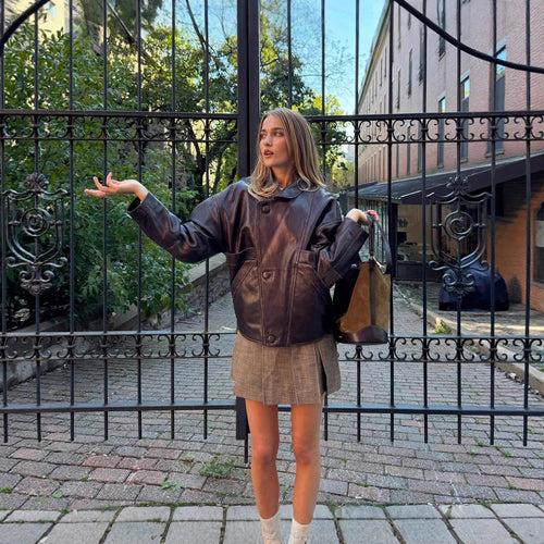 Damen Kurzer Boxy‑Lederimitat‑Blouson mit geometrischen Nahtdetails und Hemdkragen Shop Nory