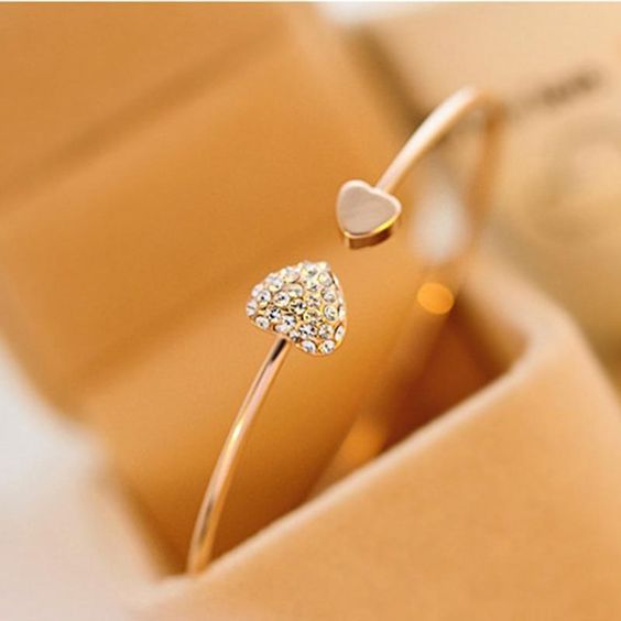 Damenarmreif mit funkelnden Herzdetails Shop Nory