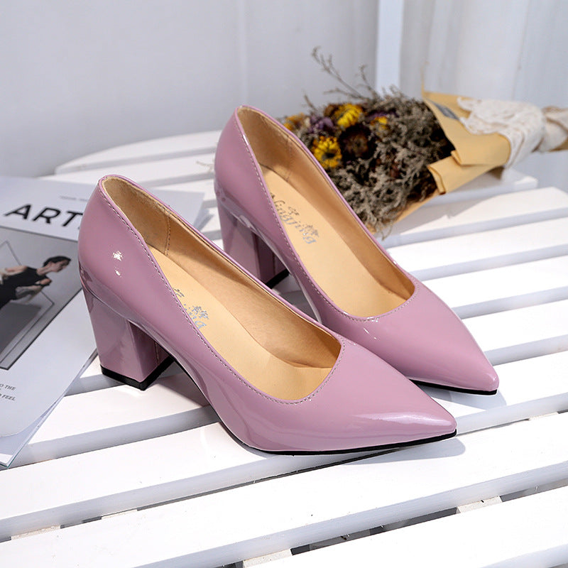 Damen Lack-Pumps mit spitzer Zehenpartie, mittelhohem Blockabsatz und gepolstertem Fußbett Shop Nory