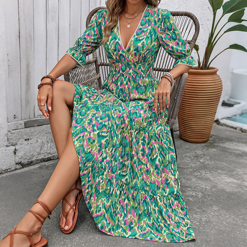 Damen Maxikleid mit buntem Aquarell-Print, V-Ausschnitt, tailliertem Smok-Bund und Stufenrock Shop Nory