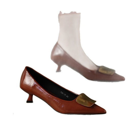 Damen Spitz zulaufende Kitten‑Heel Pumps mit dekorativer Metallapplikation Shop Nory