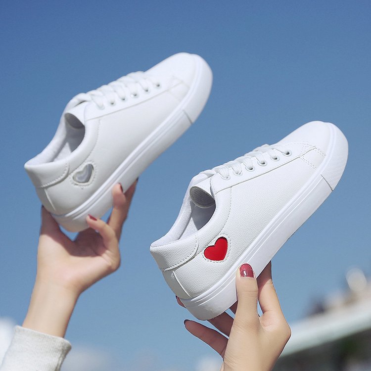 Damen Minimalistische Low-Top Sneaker mit glatter Kunstlederoptik und komfortabler Gummisohle Shop Nory