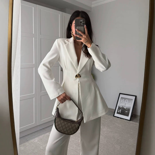 Damen Taillierter Longblazer mit goldener Statement-Schnalle Shop Nory