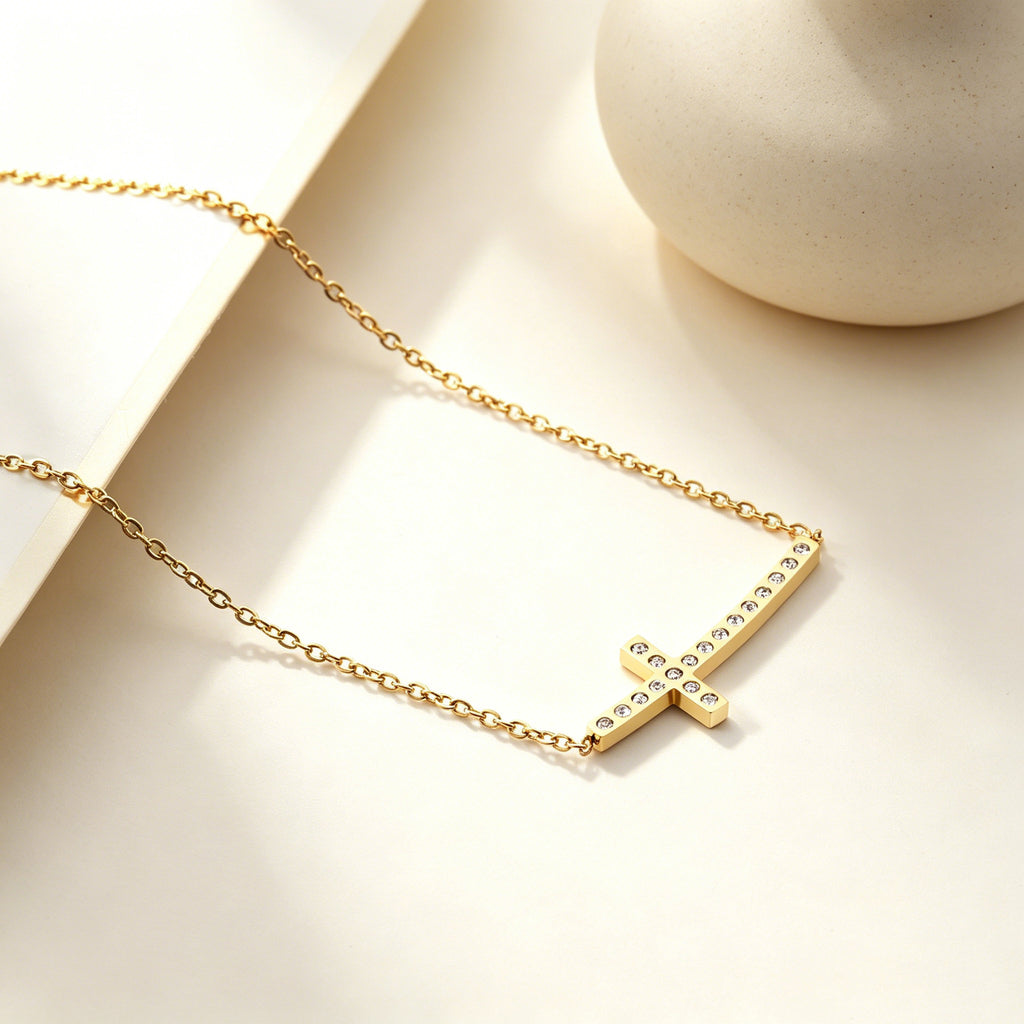 Damen Halskette mit funkelndem Kreuzanhänger aus Edelstahl und 14k Goldbeschichtung Shop Nory