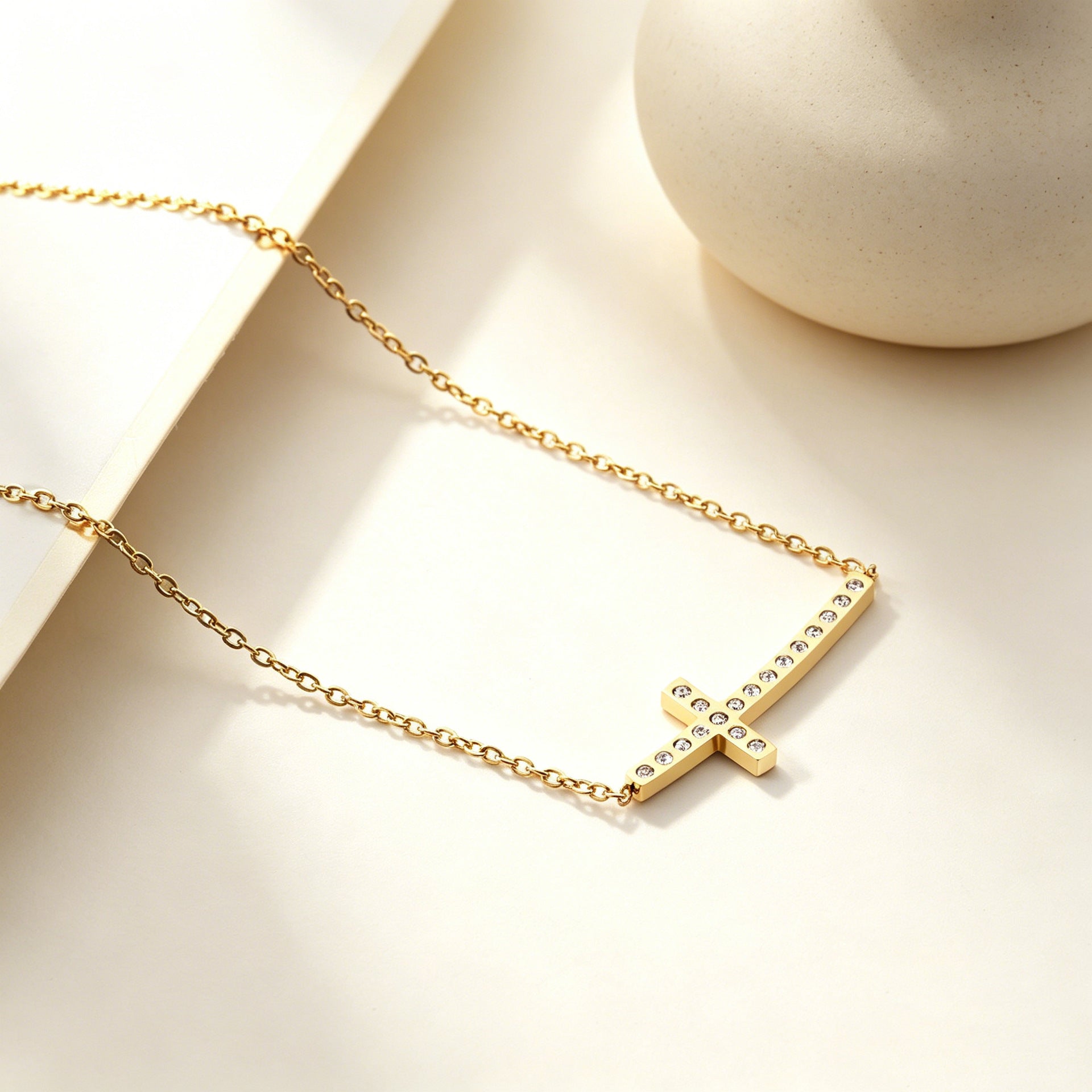 Damen Halskette mit funkelndem Kreuzanhänger aus Edelstahl und 14k Goldbeschichtung Shop Nory