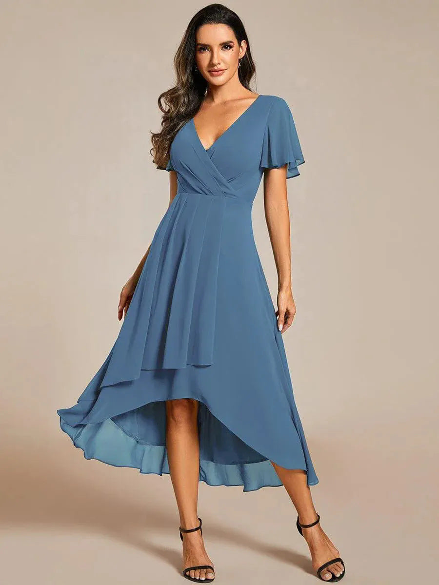 Damen elegantes Midikleid mit fließendem Stoff und asymmetrischen Ärmeln