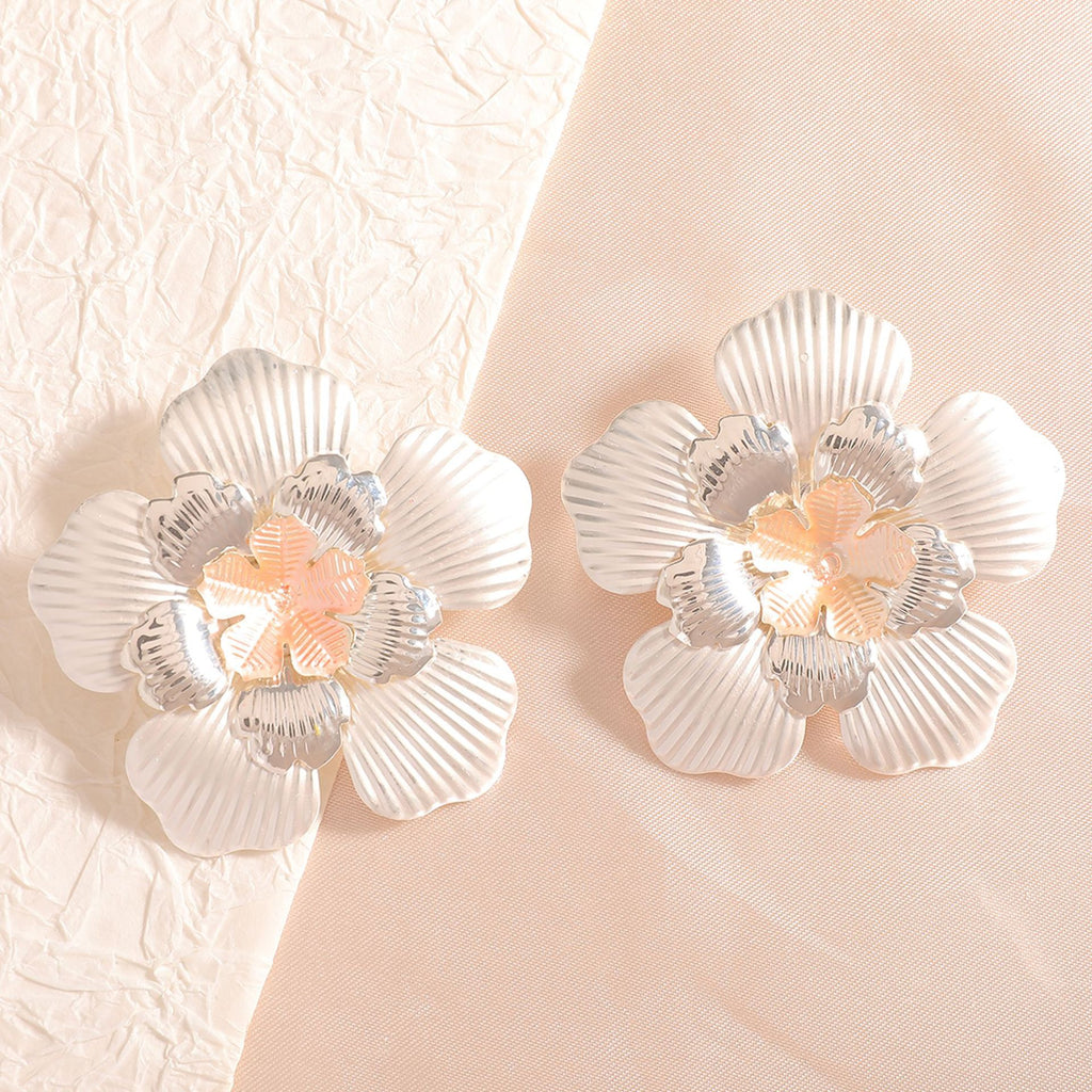 Damen Blumenohrringe mit filigranem Design und glänzenden Akzenten Shop Nory