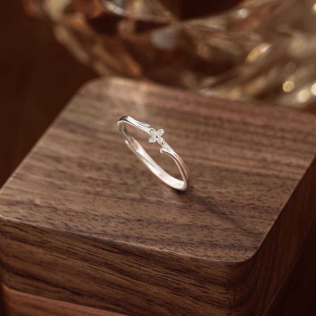 Damen Zierlicher Ring mit floralem Design und Feinglanz Shop Nory