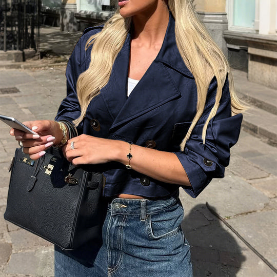 Damen nan kurzer Satin-Trench mit doppelreihiger Knopfleiste, aufgesetzten Pattentaschen und geknöpften Ärmelmanschetten Shop Nory