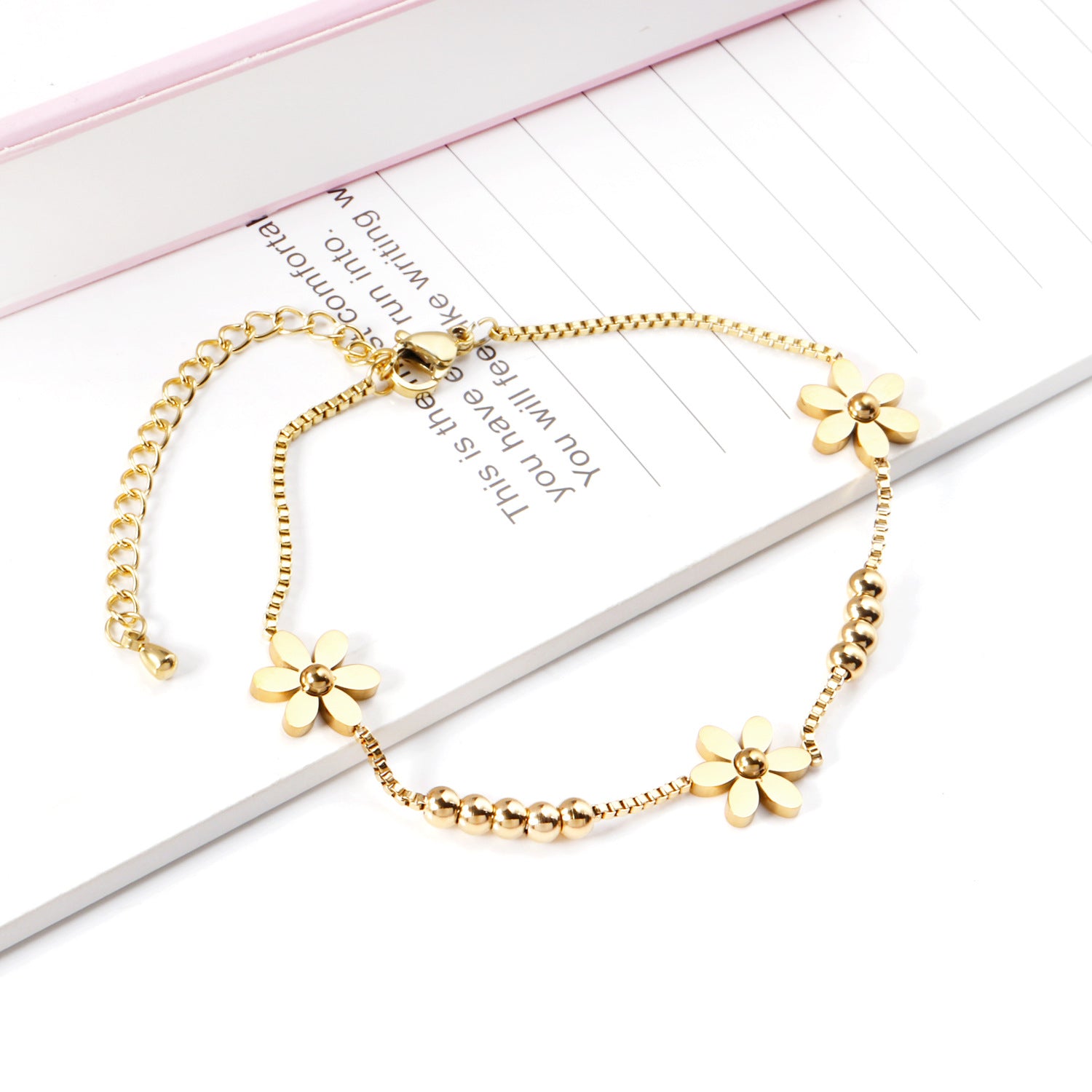 Damen Armband mit floralen Akzenten und eleganter Goldplattierung Shop Nory