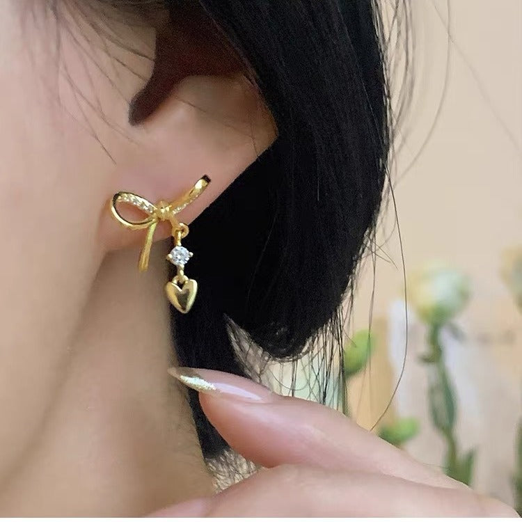 Damen Ohrhänger mit liebevollem Schleifen-Design und funkelnden Herzanhängern Shop Nory