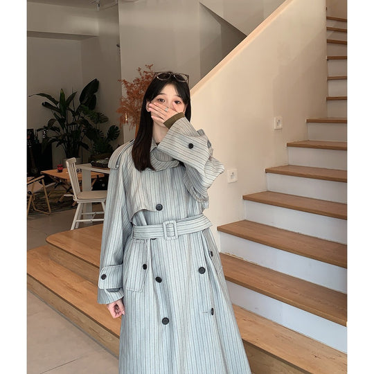 Damen Langer Nadelstreifen-Trenchcoat mit Bindegürtel Schulterpatten und ausgestelltem Saum Shop Nory