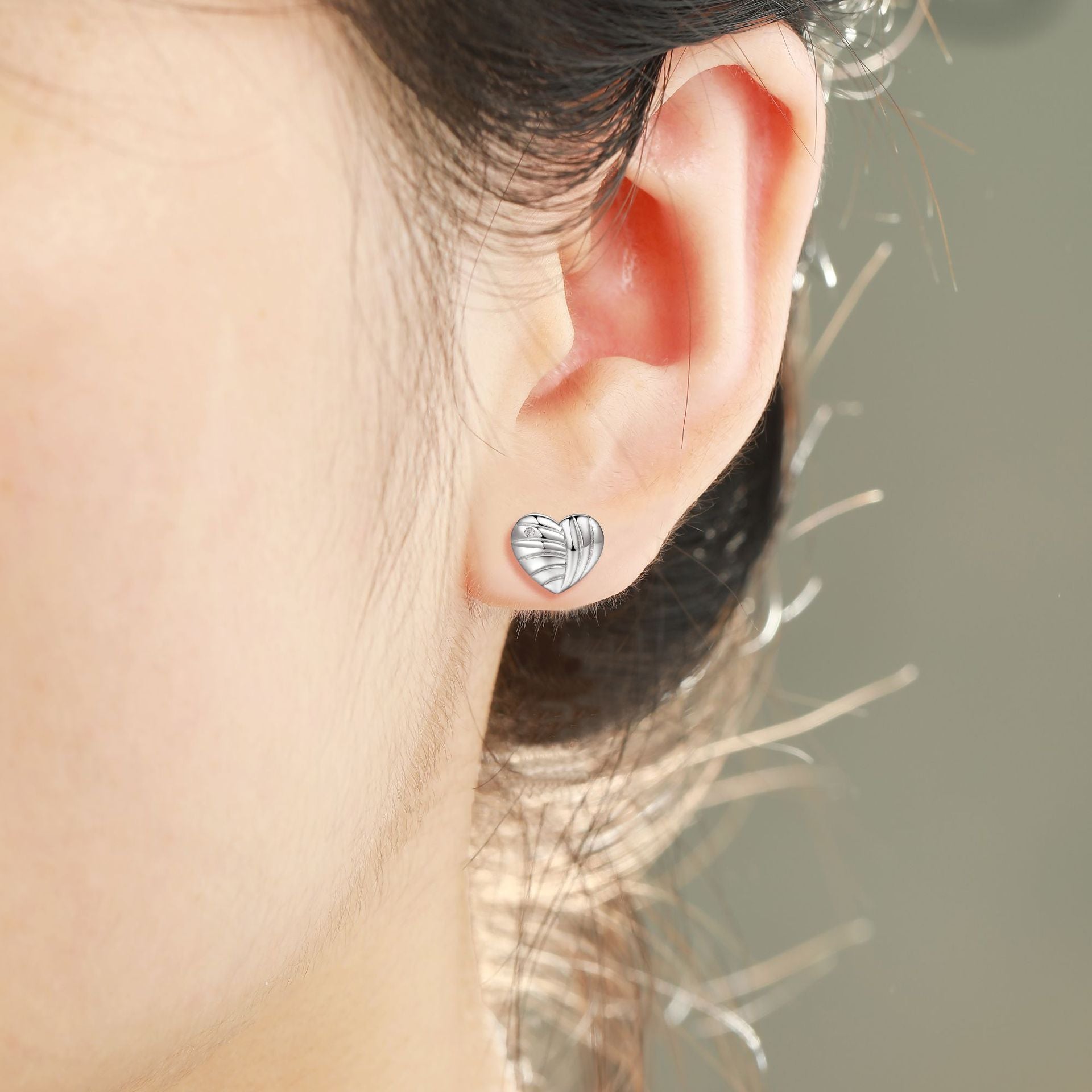 Damen herzförmige Ohrstecker aus hochwertigem Edelstahl mit funkelndem Zirkonia-Besatz Shop Nory