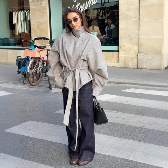 Damen Kurzjacke aus Veloursleder‑Optik mit hohem Stehkragen, Taillengürtel und kastiger Oversize‑Silhouette Shop Nory