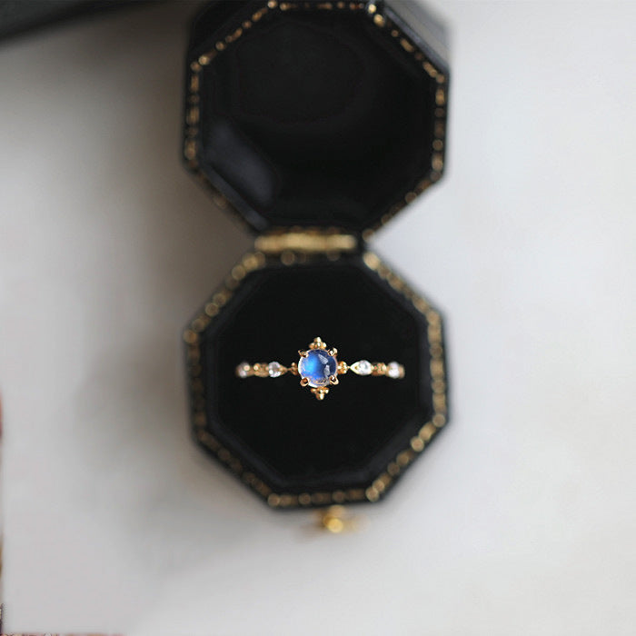 Damen zierlicher Ring mit strahlendem blauen Stein und filigraner Fassung Shop Nory