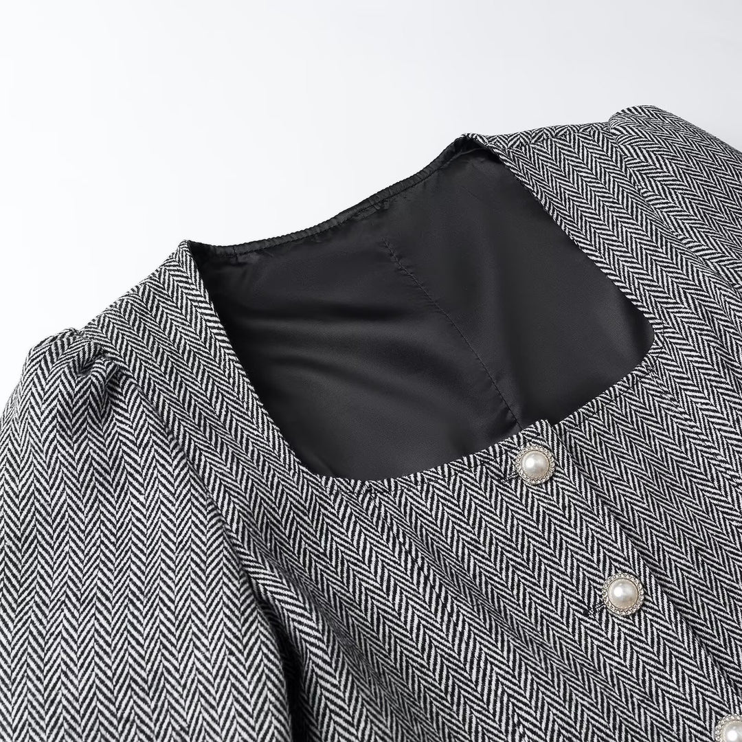 Damen Kurzblazer mit Fischgrätstruktur, eckigem Ausschnitt und Zierknöpfen Shop Nory