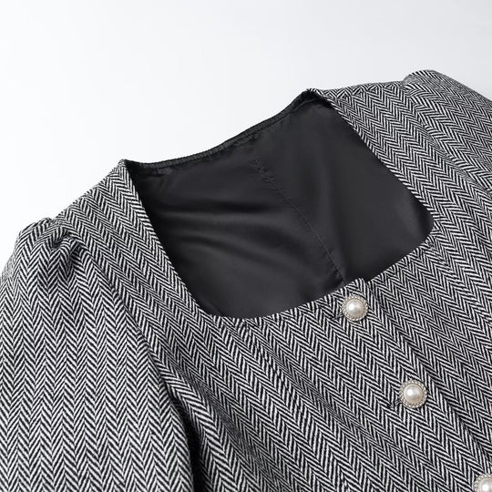 Damen Kurzblazer mit Fischgrätstruktur, eckigem Ausschnitt und Zierknöpfen Shop Nory