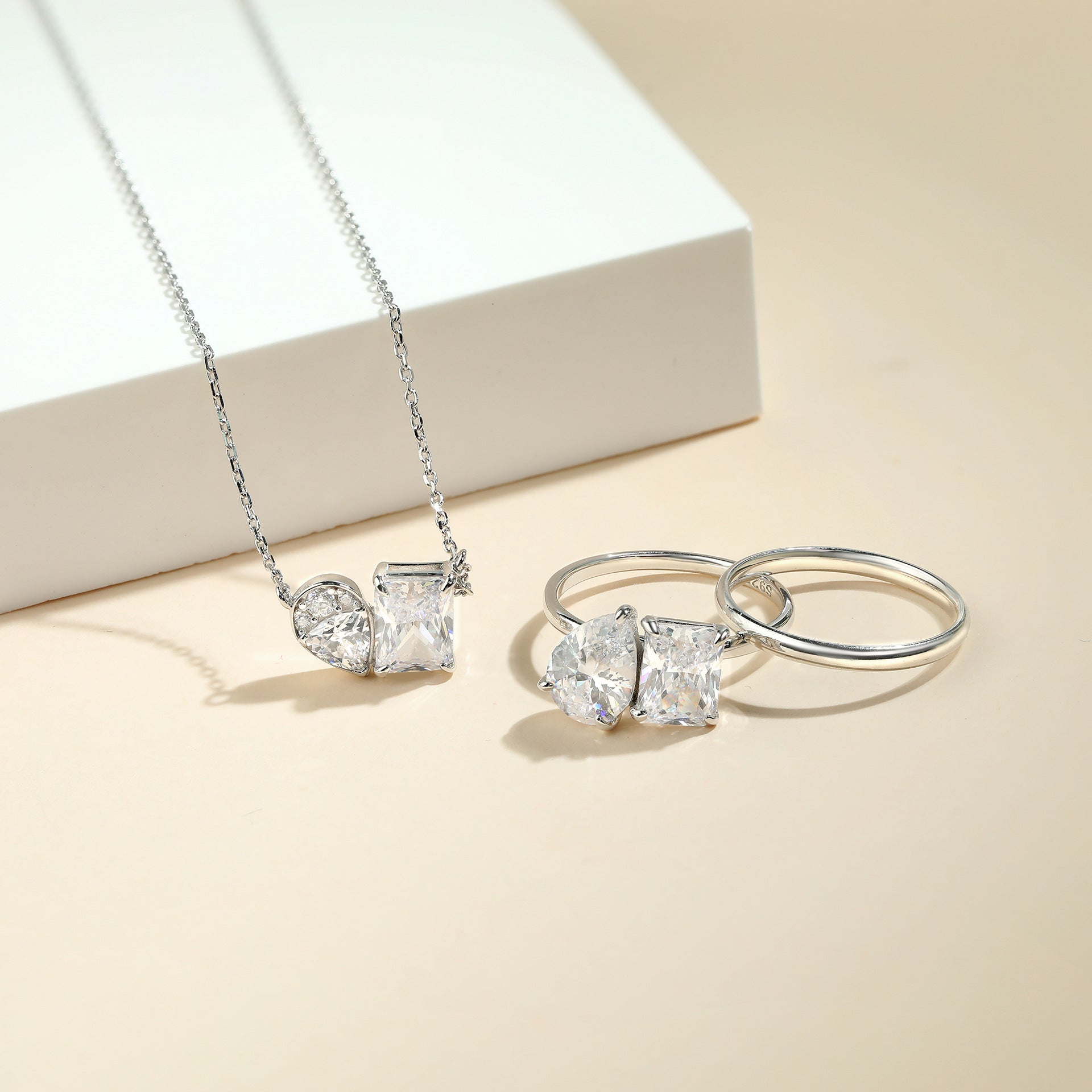 Damen-Halskette mit elegantem Anhänger und funkelnden Zirkonia-Shop Nory