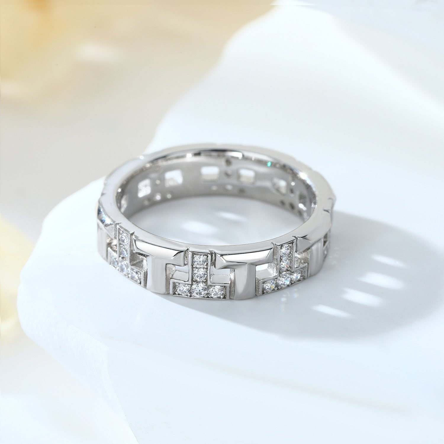 Damen luxuriöser Ring mit kreativem geometrischen Design und feinem Zirkonia-Besatz Shop Nory