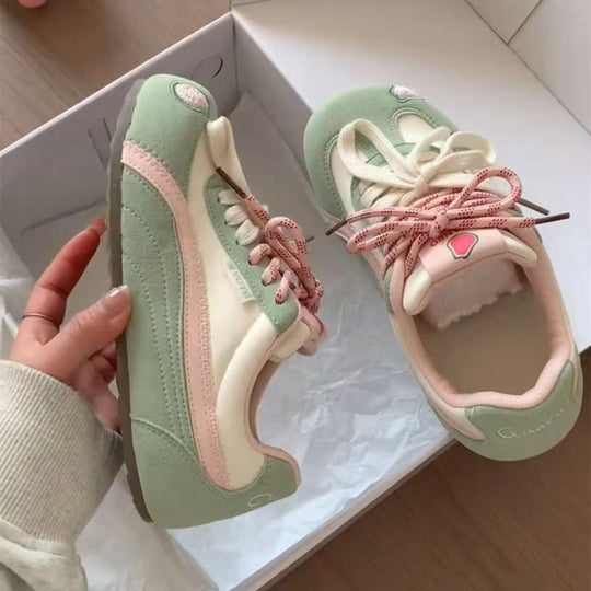 Damen Retro Pastell‑Sneaker mit Veloursoptik, gepolstertem Komfortfußbett und Herz‑Patch Shop Nory