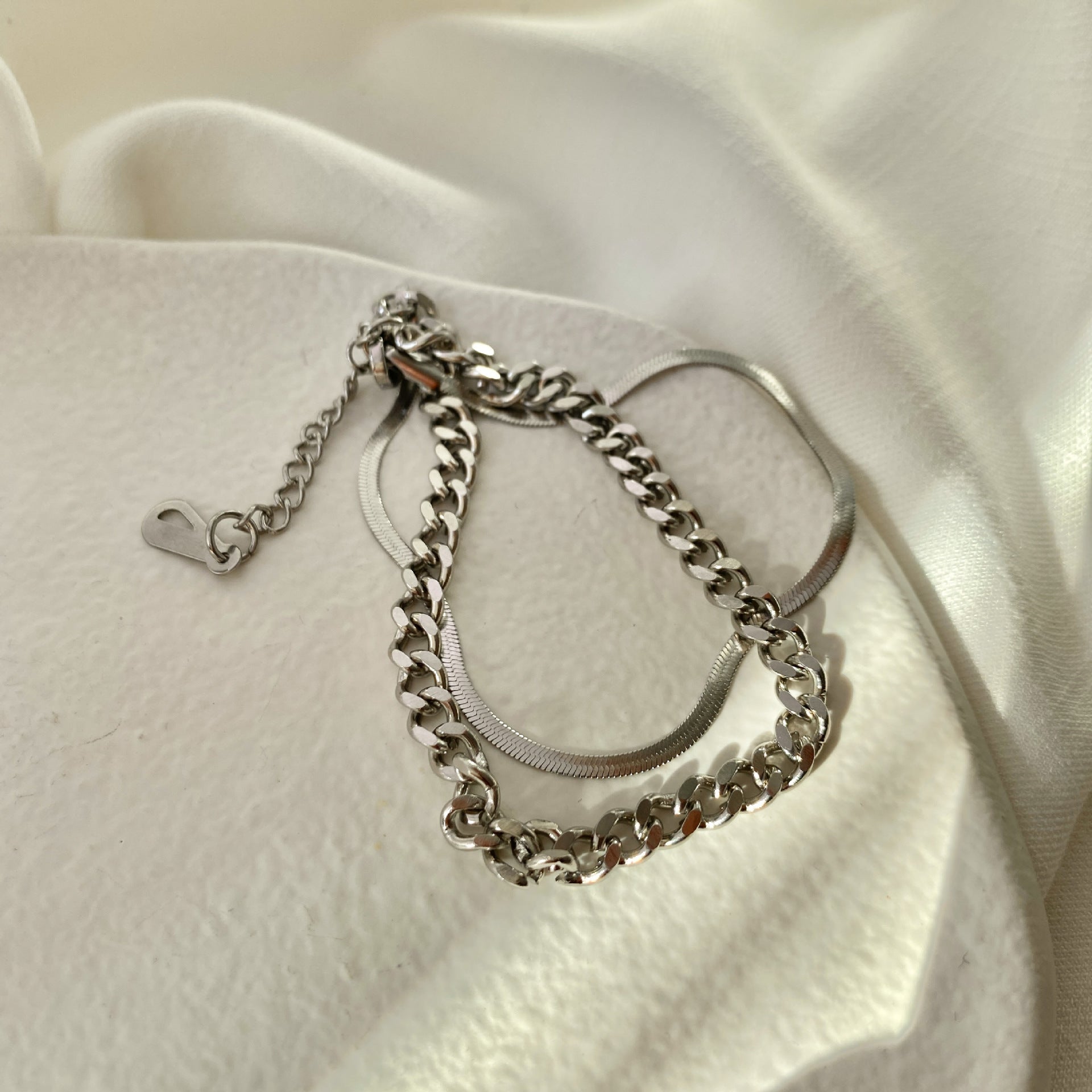 Damen Schmuckarmband mit modernem Gliederdesign und elegantem Verschluss Shop Nory