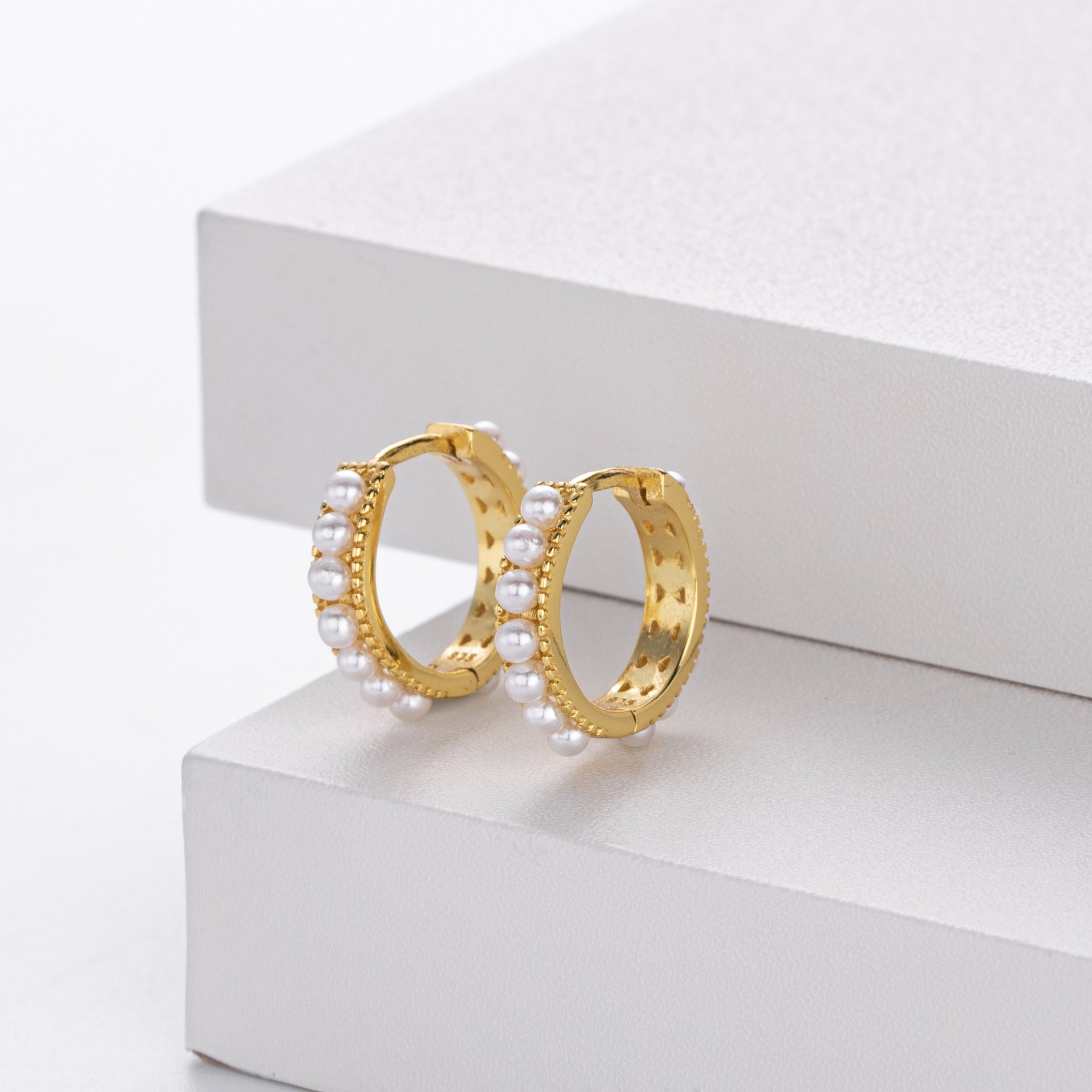 Damen Creolen mit luxuriösen Perlen und funkelndem Zirkonbesatz Shop Nory