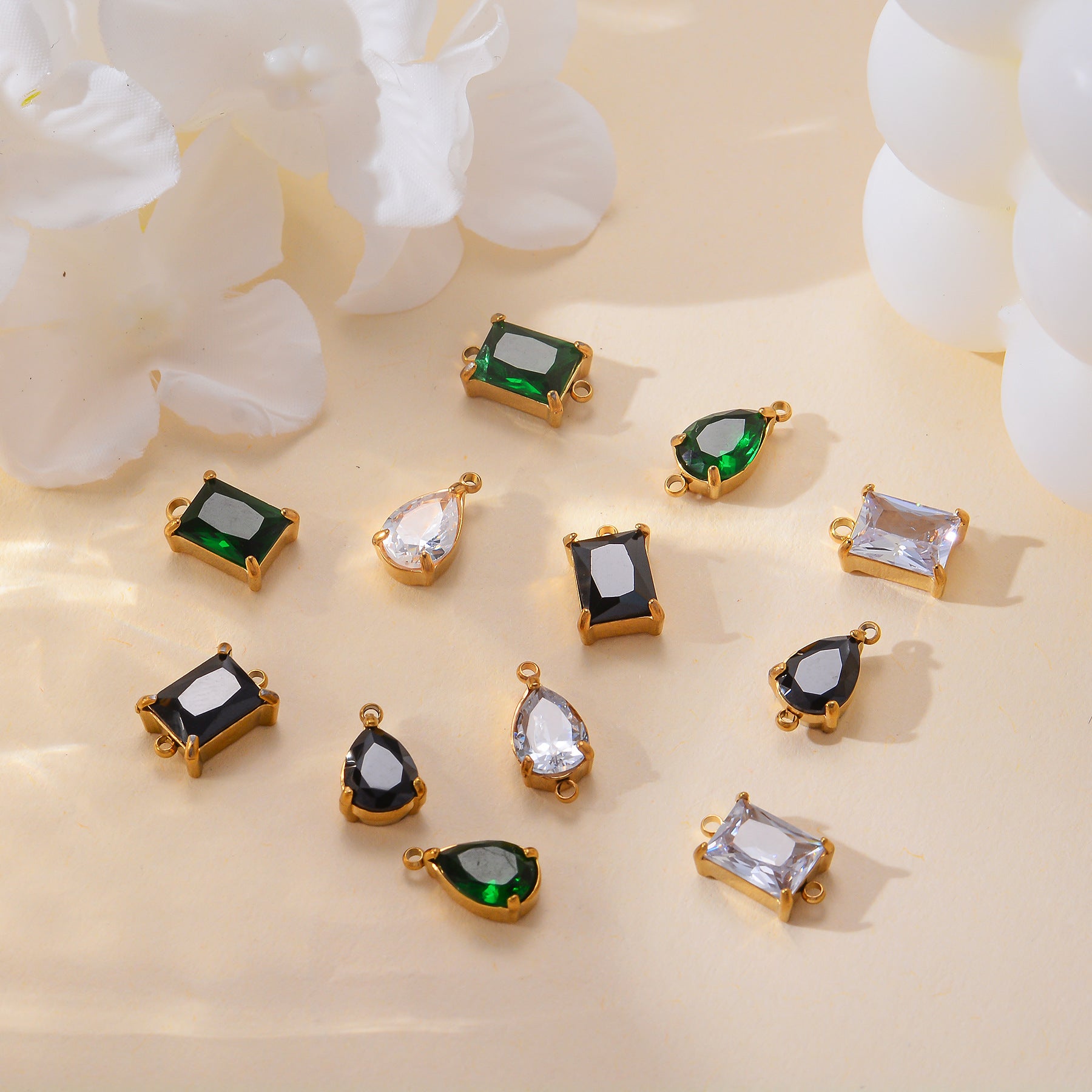 Damen Schmuckanhänger mit tropfenförmigem Kristall und elegantem Goldrahmen Shop Nory