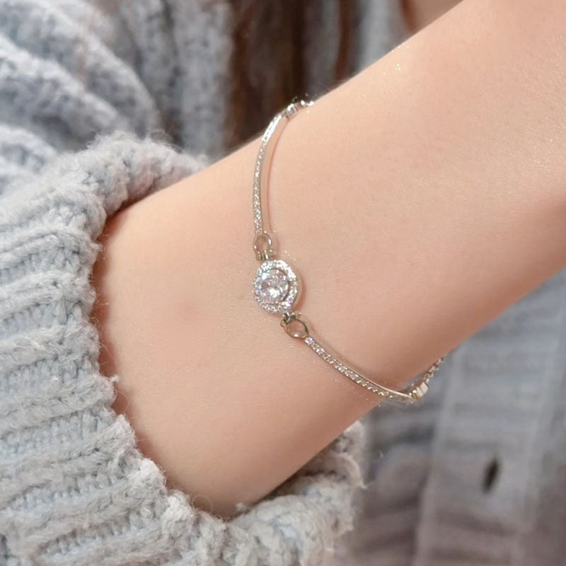Damen filigranes Armband mit elegantem Rundanhänger aus hochwertigem Zirkonia Shop Nory