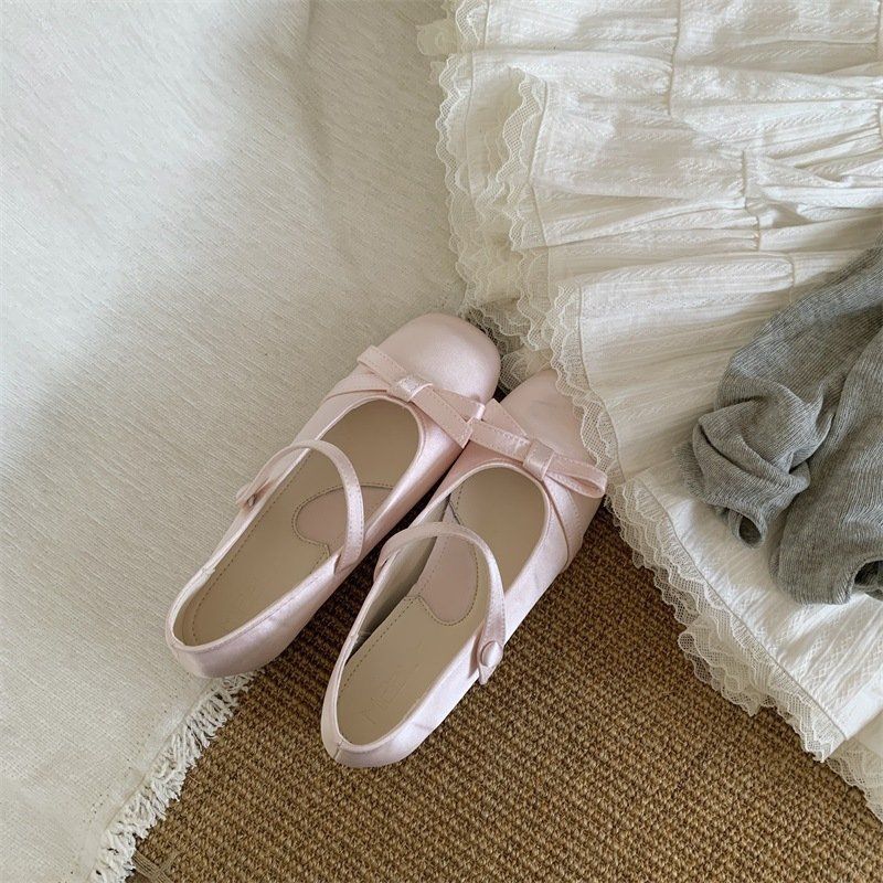 Damen Satin Mary‑Jane Ballerinas mit Knöchelriemen, Schleifenapplikation und Komfortfußbett Shop Nory